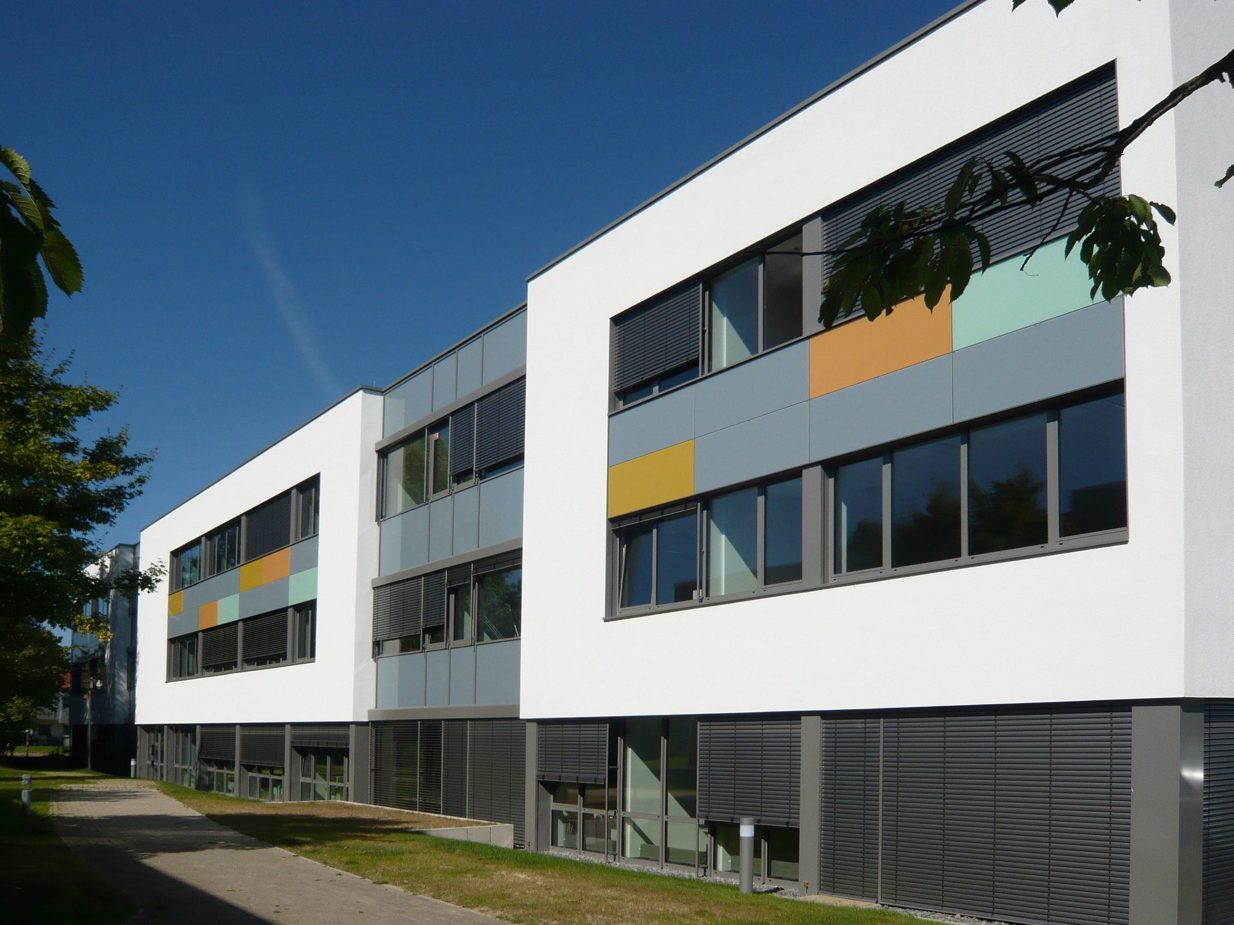 Innovationszentrum CIIT in Lemgo: Fassade mit farbigen Paneelen